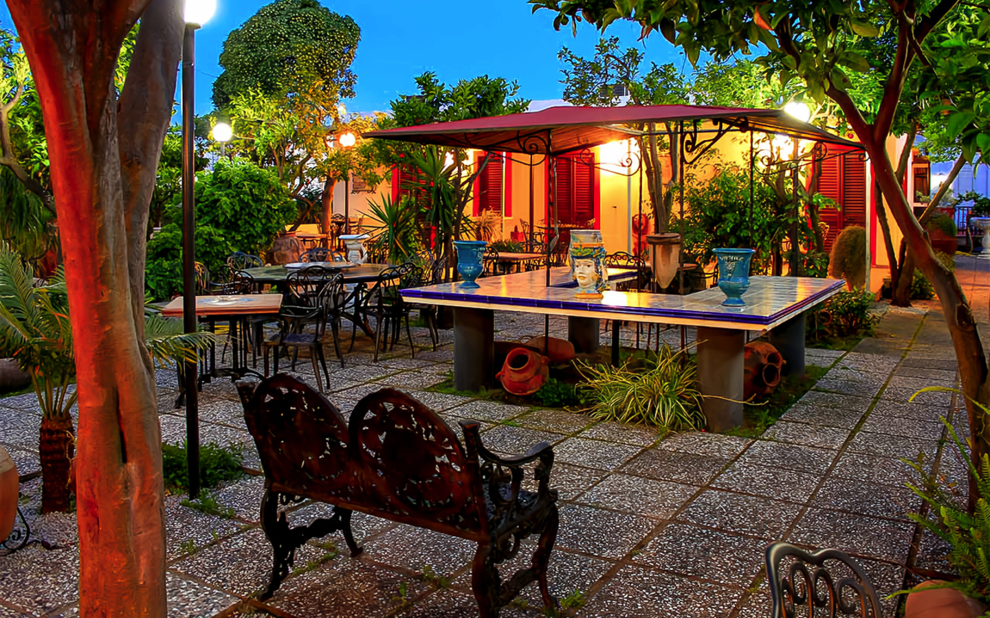 Gartenbereich des Hotels Oriente mit Sitzgelegenheiten und Pflanzen