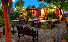 Gartenbereich des Hotels Oriente mit Sitzgelegenheiten und Pflanzen