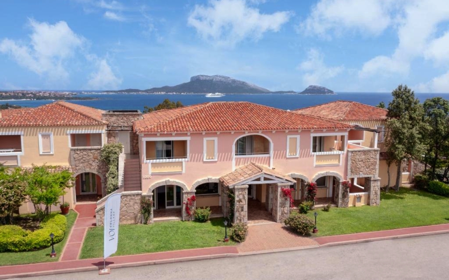 Gebäude des Voi Colonna Village Hotels mit Meerblick in Sardinien.