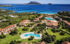 Luftaufnahme des VOI Colonna Village Hotels auf Sardinien mit Meerblick und Pool.