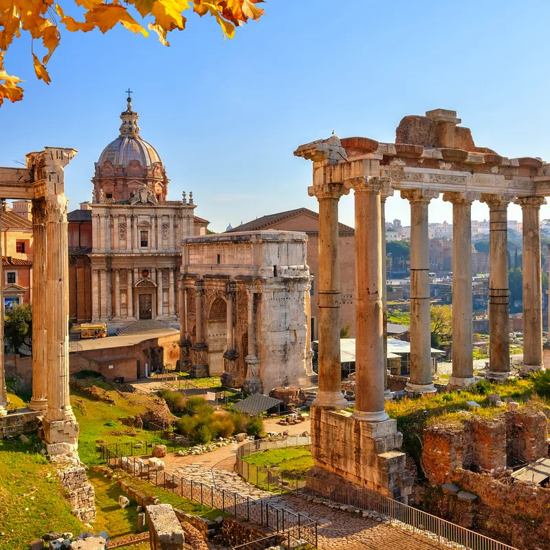 Ruinen des Forum Romanum in Rom bei sonnigem Wetter.