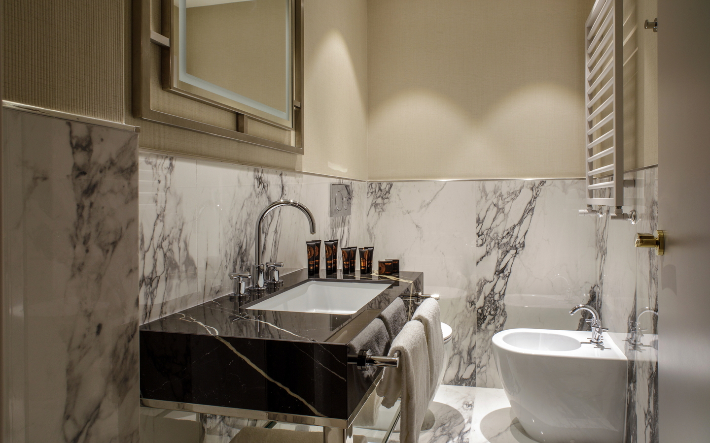 Modernes Badezimmer mit Waschbecken, Marmordetails und Bidet