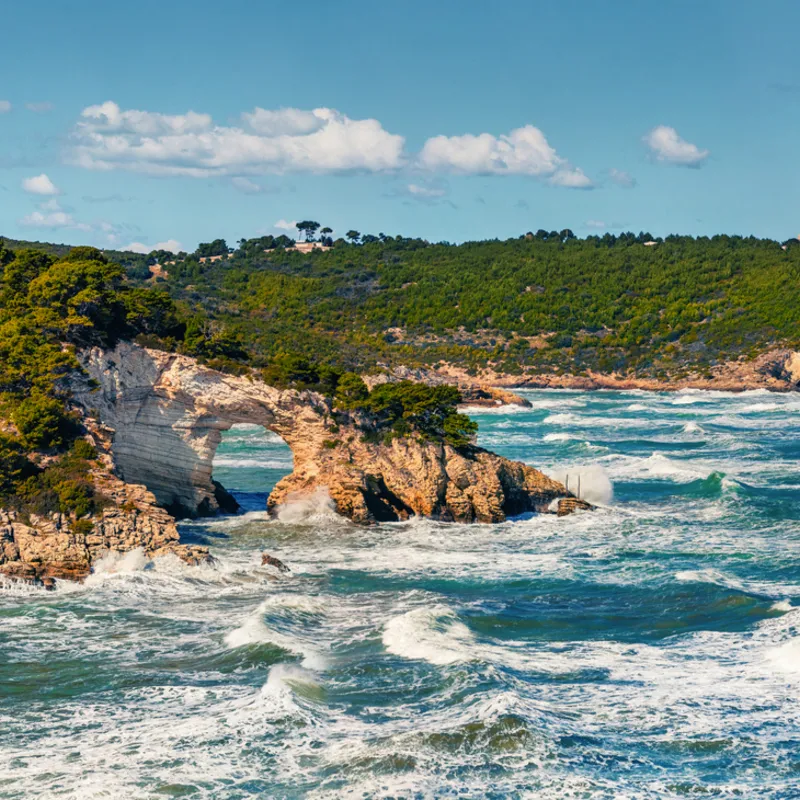 Küste des Gargano Nationalparks in Apulien, Italien mit stürmischem Wetter und Mittelmeerwellen.