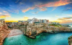 Panoramablick auf Bari in Apulien mit Küste und historischen Gebäuden im Sonnenuntergang.