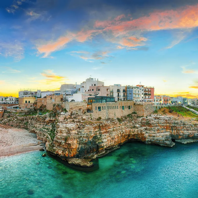Panoramablick auf Bari in Apulien mit Küste und historischen Gebäuden im Sonnenuntergang.