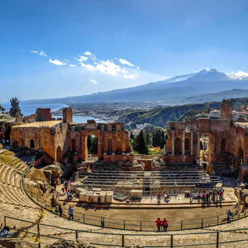 Antikes Amphitheater von Taormina in Sizilien mit Blick auf den Ätna und das ionische Meer.