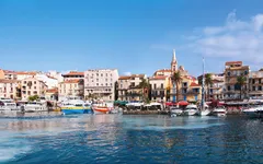Hafen von Calvi auf Korsika mit Booten und Altstadt im Hintergrund.
