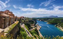 Panoramablick auf Calvi, Korsika mit Meer und historischem Stadtzentrum