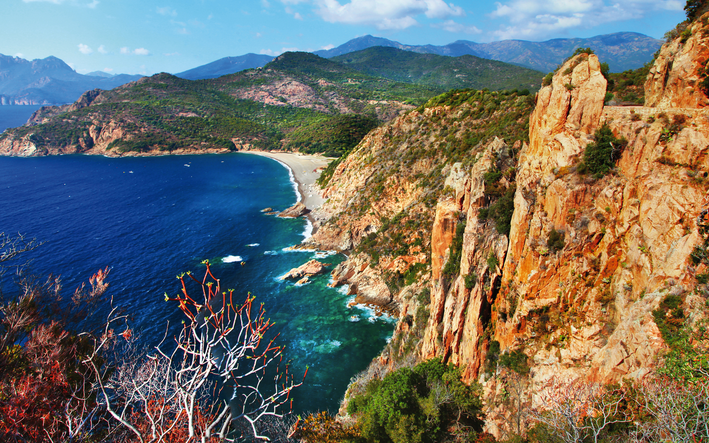 Felsige Küste und blaues Meer auf Korsika, Frankreich