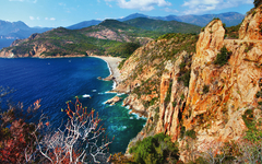 Felsige Küste und blaues Meer auf Korsika, Frankreich
